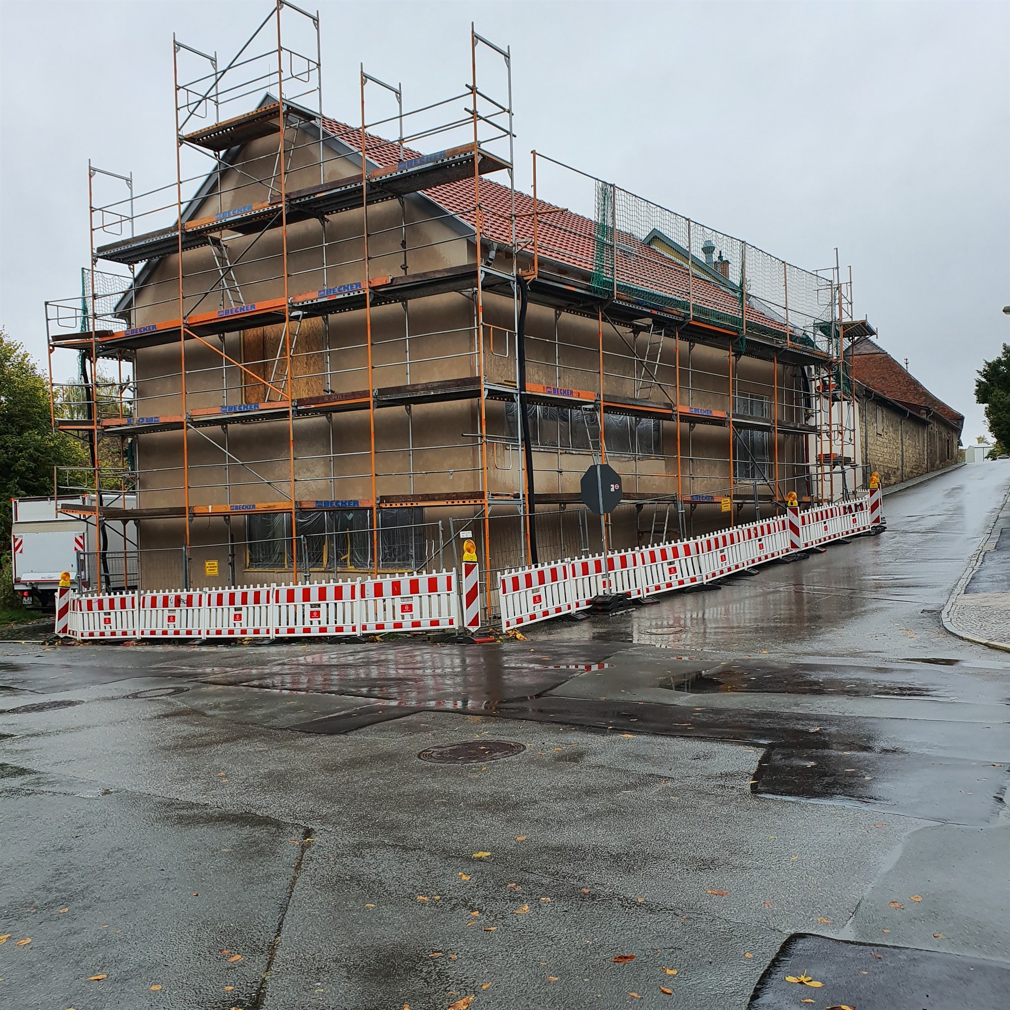 Saniertes Gebäude in Weimar mit Gerüst